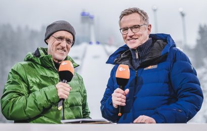 So nah beieinander ging im vergangenen Weltcup-Winter: Den Auftakt der Vierschanzentournee werden Experte Toni Innauer und Moderator Norbert König diesmal mit Abstand begleiten. Copyright: ZDF/Jürgen Feichter