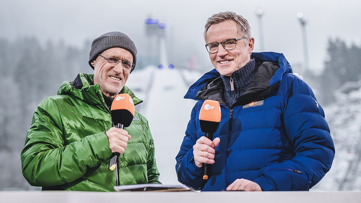 So nah beieinander ging im vergangenen Weltcup-Winter: Den Auftakt der Vierschanzentournee werden Experte Toni Innauer und Moderator Norbert König diesmal mit Abstand begleiten. Copyright: ZDF/Jürgen Feichter 