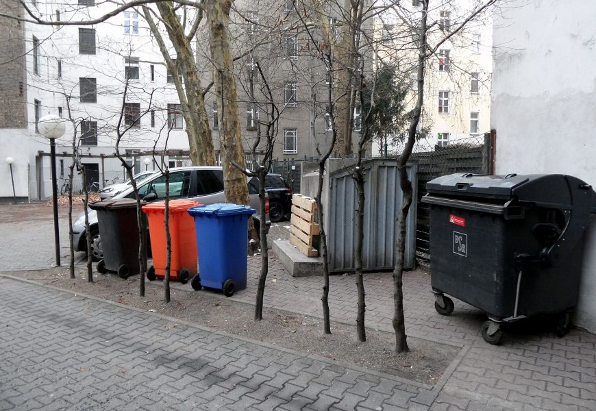Mehrere brennende Mülltonnen im Stadtgebiet