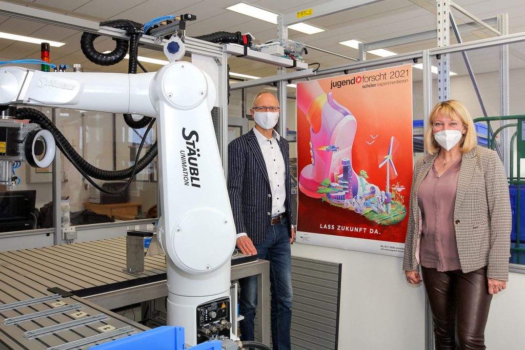 Prof. Dr. Andrea Klug, Präsident der OTH Amberg-Weiden, gemeinsam mit Prof. Dr. Magnus Jaeger, auf dessen Initiative der Regionalwettbewerb in den kommenden Jahren an der OTH Amberg-Weiden stattfinden wird. Foto: Wiesel/OTH Amberg-Weiden