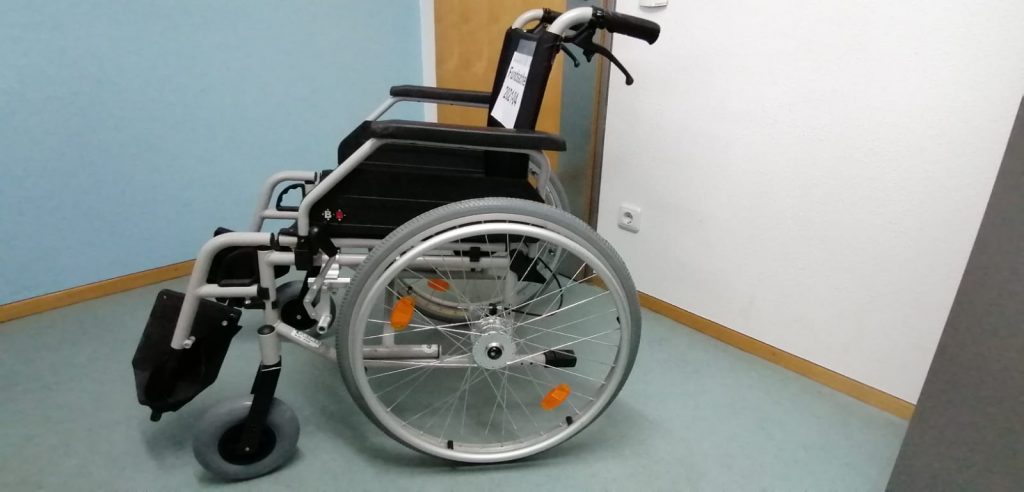 Wem gehört dieser aufgefundene Rollstuhl? Foto: Polizei