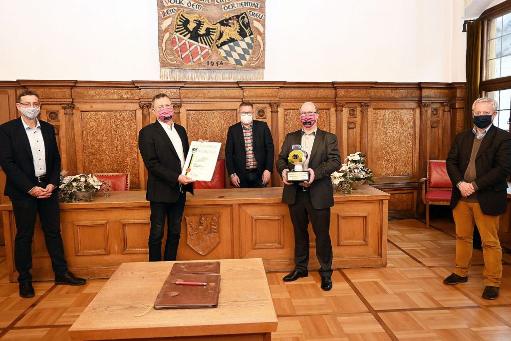 Kulturamtsleiter Reiner Volkert, Vorsitzender Wolfgang Streich, Oberbürgermeister Michael Cerny, Chorleiter Thomas Appel und Kulturreferent Dr. Fabian Kern (v.l.n.r.) bei der Übergabe des Kulturpreises 2020 an den Amberger Oratorienchor. Foto: Susanne Schwab, Stadt Amberg