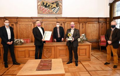 Kulturamtsleiter Reiner Volkert, Vorsitzender Wolfgang Streich, Oberbürgermeister Michael Cerny, Chorleiter Thomas Appel und Kulturreferent Dr. Fabian Kern (v.l.n.r.) bei der Übergabe des Kulturpreises 2020 an den Amberger Oratorienchor. Foto: Susanne Schwab, Stadt Amberg