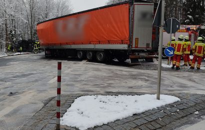 Zusammenstoß zweier Lkw auf der B85