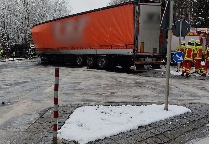 Zusammenstoß zweier Lkw auf der B85