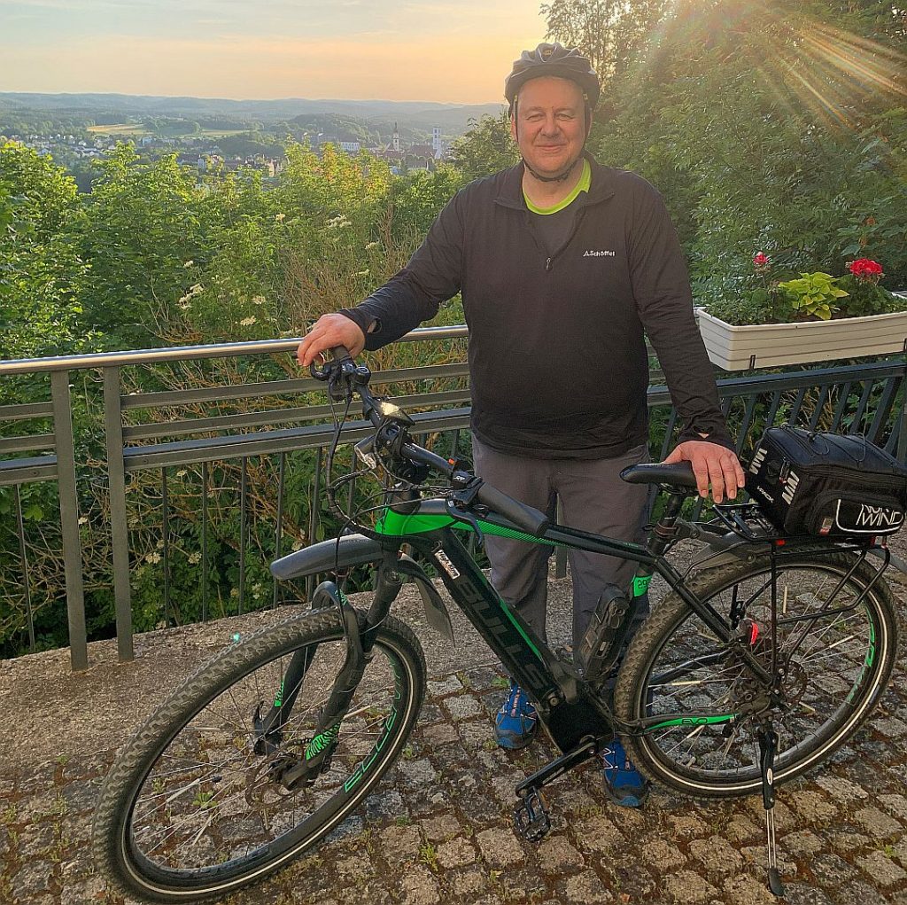 Auch Landrat Richard Reisinger ist in seiner knapp bemessenen Freizeit gelegentlich auf dem Fünf-Flüsse-Radweg unterwegs, der auch durch seine Heimatstadt Sulzbach-Rosenberg führt. Abstecher unternimmt der Landkreischef gerne auf den Annaberg. Hier entstand dieses Bild im Sommer 2020.Foto: Richard Reisinger privat