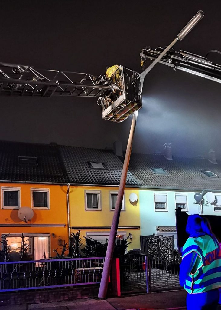 Bei dem Unfall wurde der Lichtmast teilweise aus der Betonierung gerissen Foto: Polizei