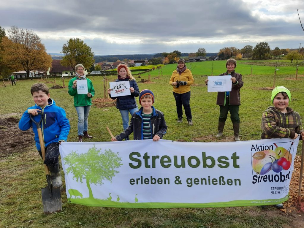 Da packten selbst die Kleinsten mit an. In Ehenfeld legten die Blumen- und Gartenfreunde zum 40-jährigen Jubiläum eine Streuobstwiese an. Foto: Marion Schlosser