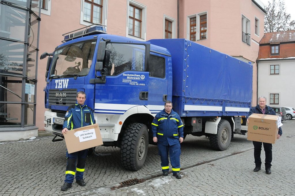 Thomas Schuhmann und Günter Götz vom Technischen Hilfswerk Sulzbach-Rosenberg übergaben die kostenlosen FFP2-Masken für pflegende Angehörige an Landrat Richard Reisinger (v.li.). Foto: Christine Hollederer