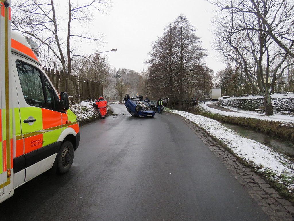 Der Fahrer des Skoda konnte sich selbst befreien, wurde aber bei dem Umfall leicht verletzt Foto: Polizei