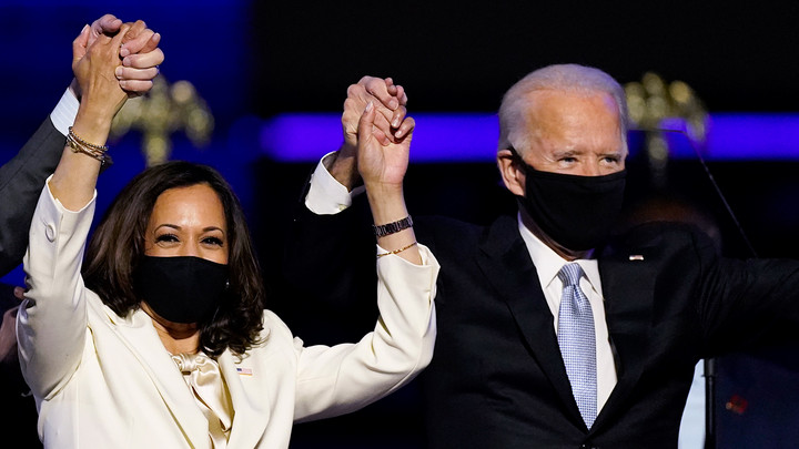 Der designierte US-Präsident Joe Biden mit seiner Vize-Präsidentin Kamala Harris nach ihrer Siegesrede. Copyright: ZDF/Andrew Harnik/AP/dpa 