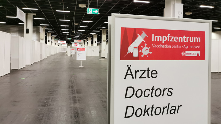 In den Kölner Messehallen ist alles bereitet für die Massenimpfungen gegen COVID-19. Copyright: ZDF/Anja Marx