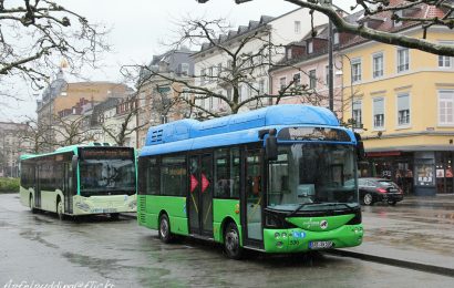 Ein Elektrobus und ein herkömmliches Fahrzeug für die neue Altstadtbuslinie in Amberg