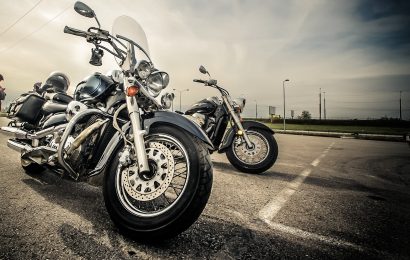 Streifvorgang mit Pkw endet für Motorradfahrer im Krankenhaus