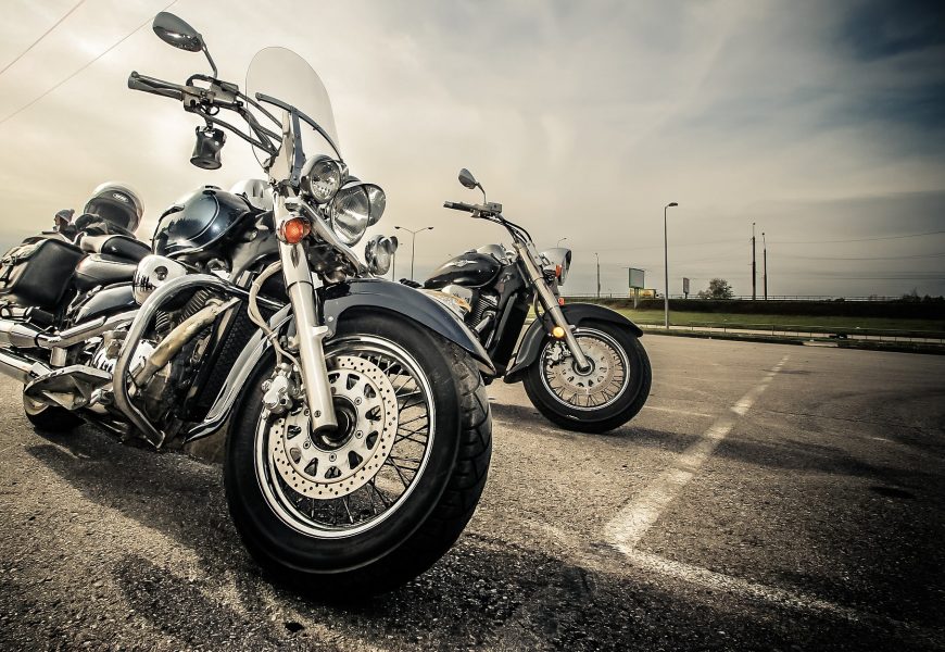 Streifvorgang mit Pkw endet für Motorradfahrer im Krankenhaus