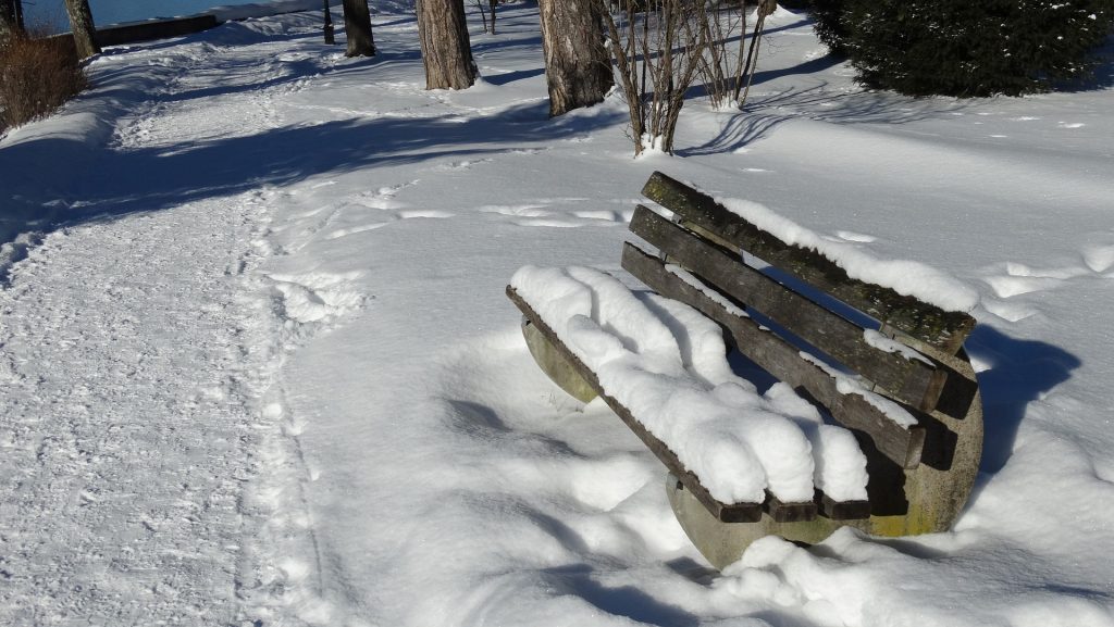 Symbolbild: Parkbank im Winter