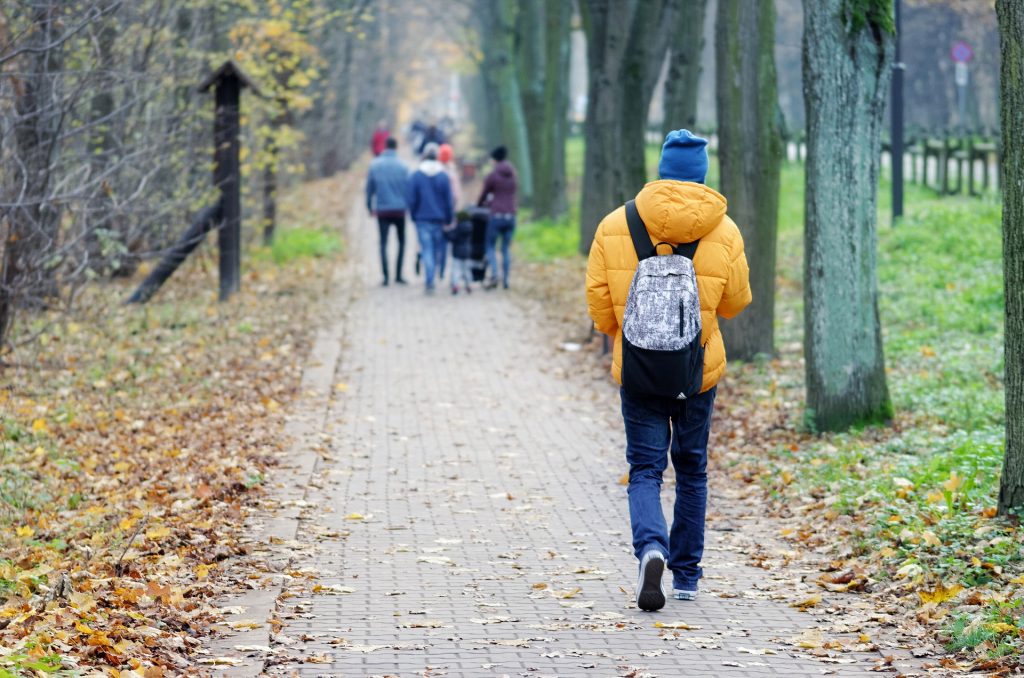 Symbolbild: Junge mit Rucksack