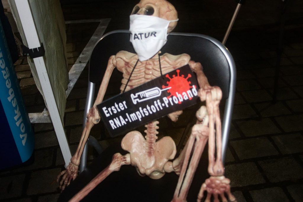 Auch ein Skelett nahm an der Querdenker-Versammlung in Amberg teil Foto: © Pressedienst Wagner