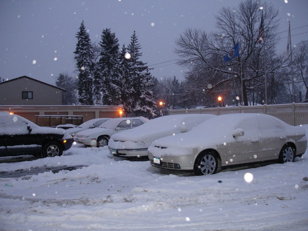 Symbolbild: verschneiter Parkplatz