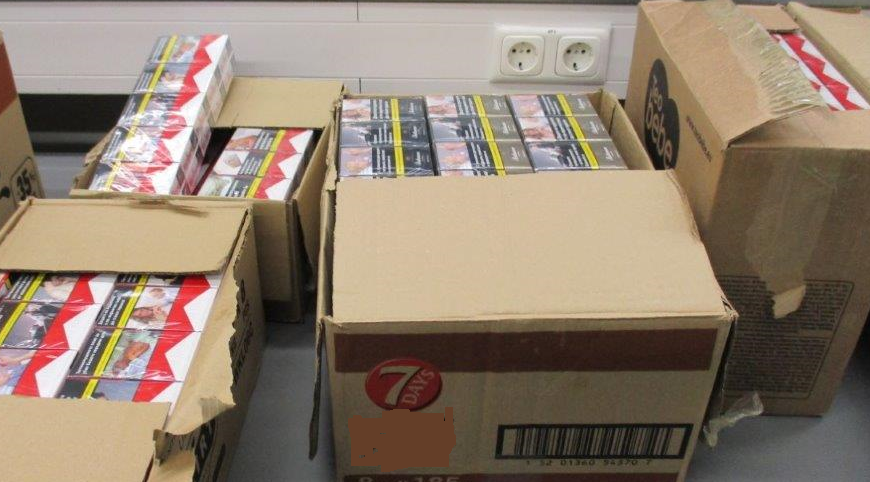 Tarnladung aus Speiseöl, Weinflaschen und Kartons – Waidhauser Zöllner stellen ca. 26.000 Schmuggelzigaretten sicher