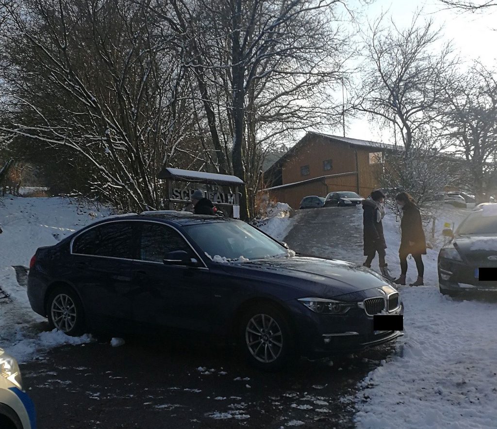 Keine Freude machte der BMW, der sich selbständig machte und sich querstellte Foto: Polizei Amberg