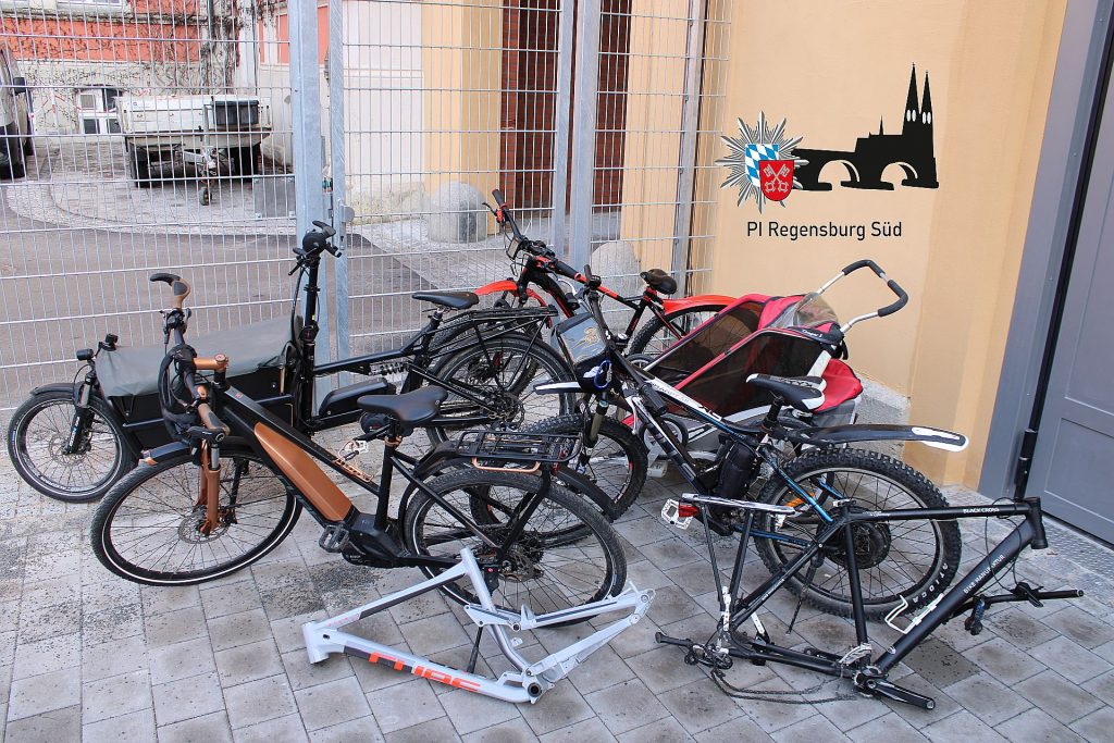 Die Polizei stellte mehrere Pedelecs und Fahrradrahmen sicher Foto: Polizei