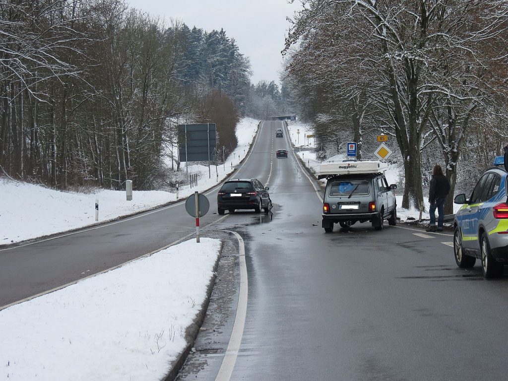 Beim Unfall lösten die Airbags des Skoda aus und verletzten die Fahrerin leicht Foto: Polizei Su-Ro