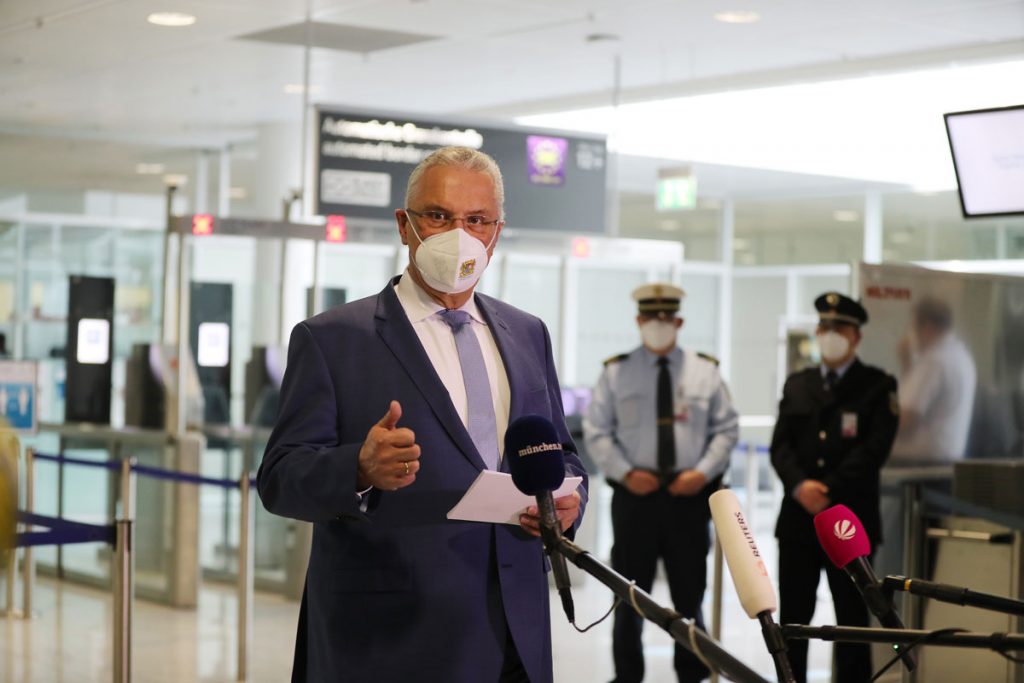 Bayerns Innenminister Joachim Herrmann am Münchner Flughafen Quelle: Bayerisches Innenministerium