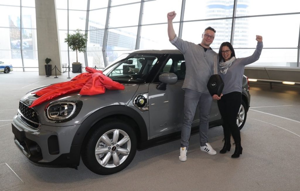 Unter mehr als 40.000 Einsendungen hat unser Glückspilz den Hauptpreis ergattert: einen von der BMW Group gestifteten MINI Cooper