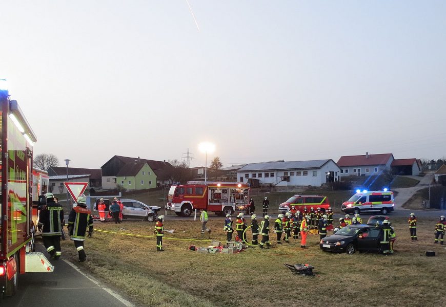 Schwerer Verkehrsunfall mit eingeklemmter Person in Wickenricht