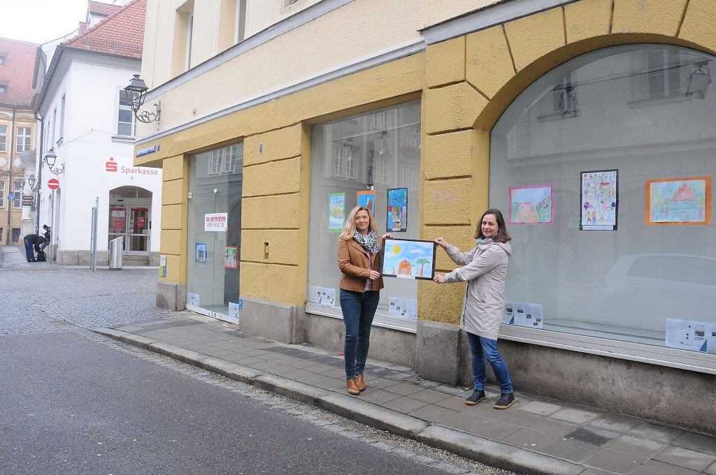 Unter anderem im ehemaligen Comma-Store in der Unteren Nabburger Straße haben Nicole Graf (li.) und Heike von Eyb die Bilder vom Malwettbewerb „1000 Schulen für unsere Welt“ aufgehängt. Foto: Christine Hollederer