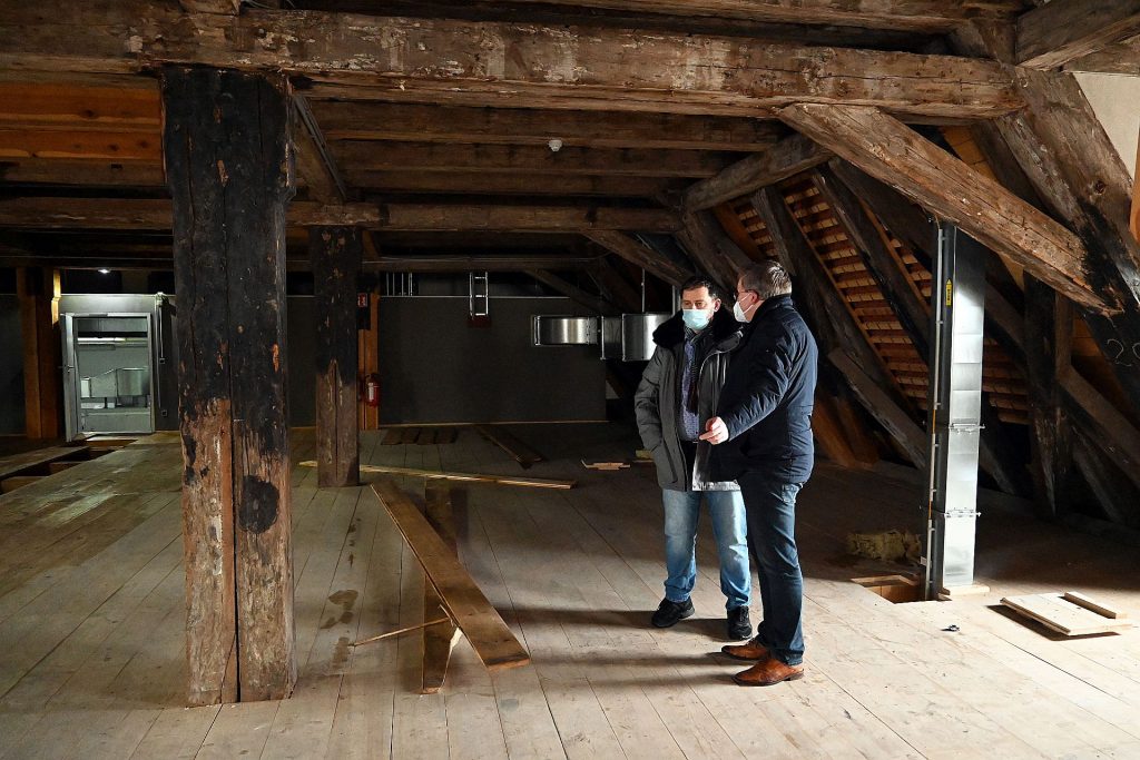 Begutachtung des Schadens durch Oberbürgermeister Michael Cerny (rechts) und Hochbauamtsleiter Hubert Meier. Foto: Susanne Schwab, Stadt Amberg