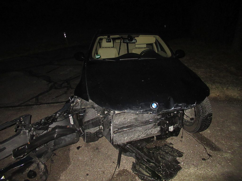 Auch am BMW des Unfallverursachers entstand Totalschaden Foto: Polizei Amberg