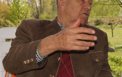 Bayerns Innenminister Joachim Herrmann gratuliert Schwandorfer Altlandrat Hans Schuierer zum 90. Geburtstag