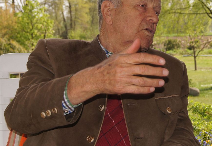 Bayerns Innenminister Joachim Herrmann gratuliert Schwandorfer Altlandrat Hans Schuierer zum 90. Geburtstag