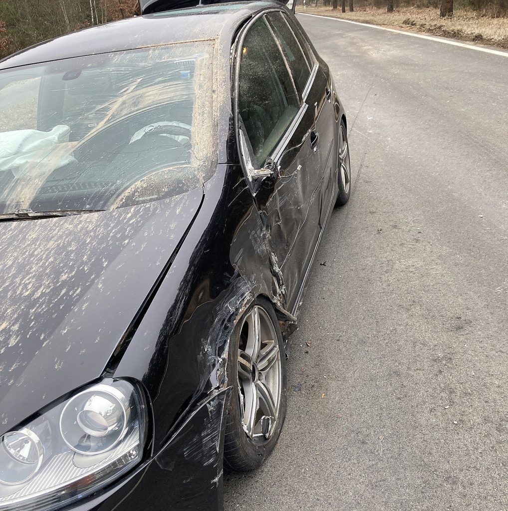 Am PKW der Unfallverursacherin entstand hoher Sachschaden Foto: Polizei