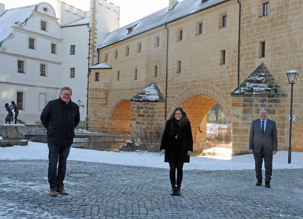 Ein Herz für die Landwirtschaft hat die neue Projektmanagerin der Öko-Modellregion „Amberg-Sulzbach und Stadt Amberg“, Annika Reich aus Ehenfeld. Landrat Richard Reisinger und Oberbürgermeister Michael Cerny (li.) begrüßten die junge Kollegin und wünschten für ihre vielfältigen Aufgaben viel Erfolg. Foto: Christine Hollederer