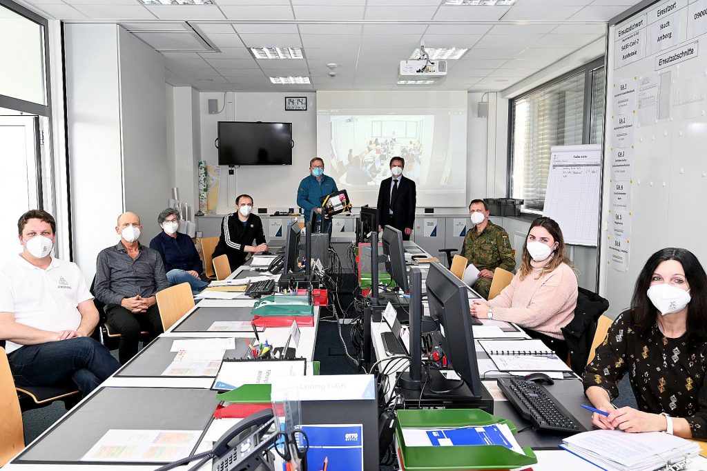 Oberbürgermeister Michael Cerny (5.v.l.) bedankt sich beim Einsatzleiter der Führungsgruppe Katastrophenschutz Dr. Bernhard Mitko (4.v.r.) sowie den anwesenden des rund 40-köpfigen Teams mit (v.l.n.r.) Martin Schafbauer, Ulrich Strobl, Birgit Hübner, Andreas Pfauntsch, Anton Sertl, Viktoria Bicker und Doris Brunner für ihr Engagement. Foto: Susanne Schwab, Stadt Amberg