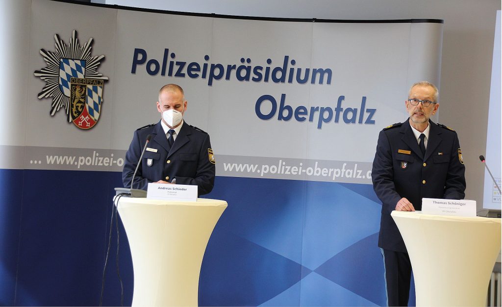 (v.r.n.l.) Vizepräsident Thomas Schöniger und Polizeirat Andreas Schieder Foto: Polizeipräsidium Oberpfalz