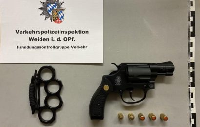 Bei einer Fahrzeugkontrolle bei Leuchtenberg Schreckschusswaffe und verbotenen Schlagring sichergestellt