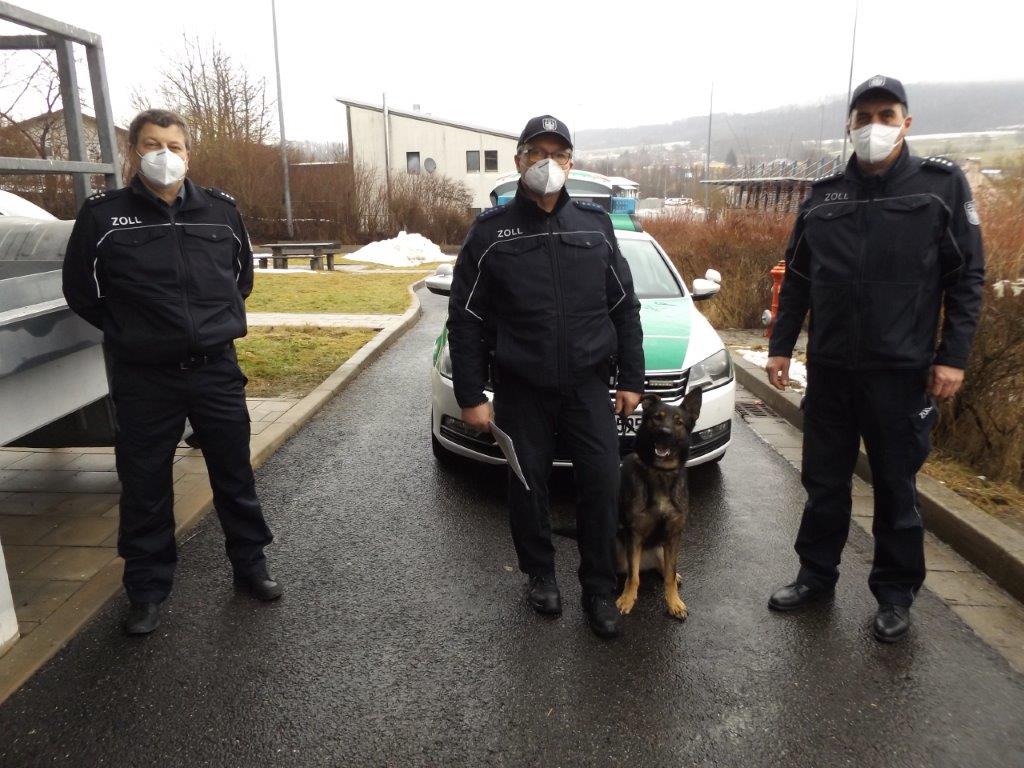 Bild (Hauptzollamt Regensburg): v.l.n.r: Thomas Schell, Herbert Kreuzer mit Cessy, Karlheinz Englert