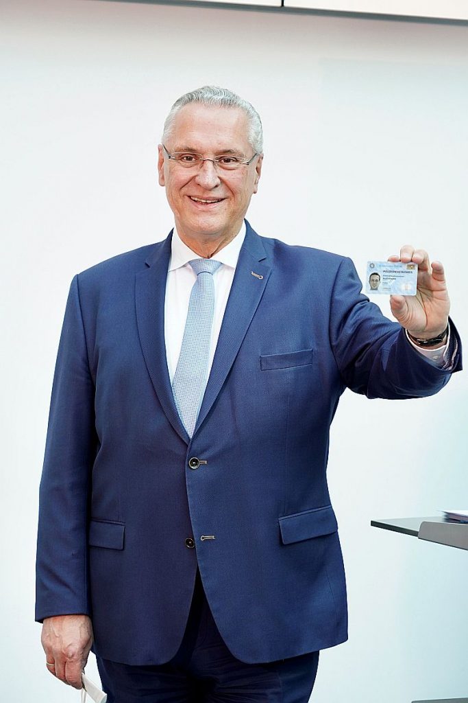 Innenminister Herrnann mit einem neuen Dienstausweis Quelle: Bayerisches Innenministerium