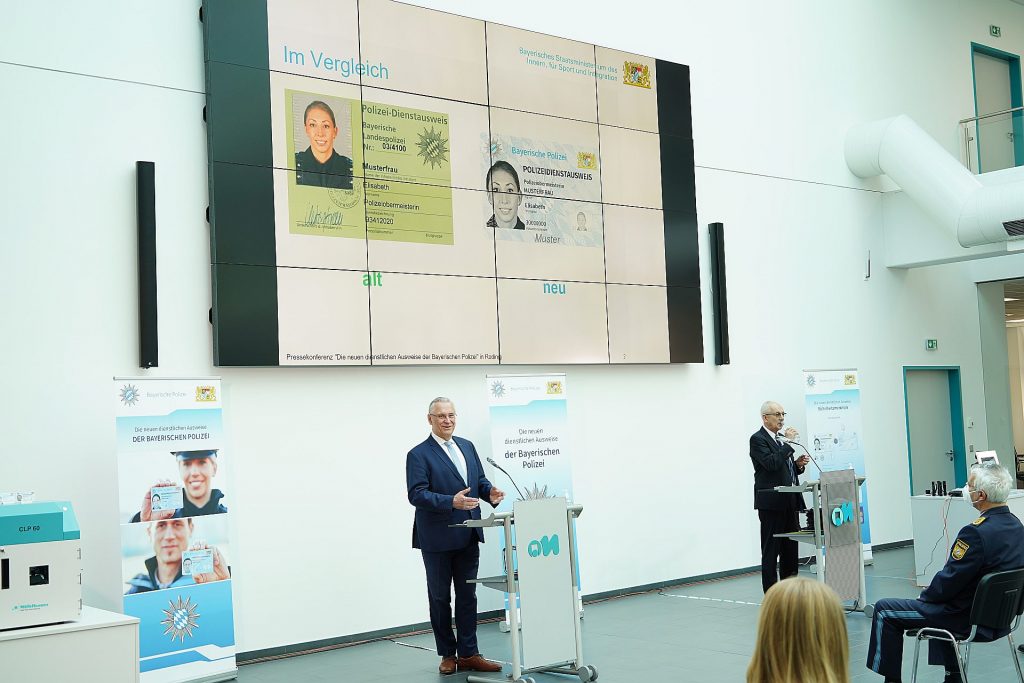 Innminister Herrmann stellt die neuen Dienstausweise der Bayerischen Polizei vor Quelle: Bayerisches Innenministerium