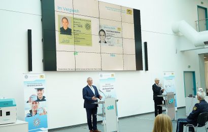 Herrmann präsentiert neue Dienstausweise der Bayerischen Polizei
