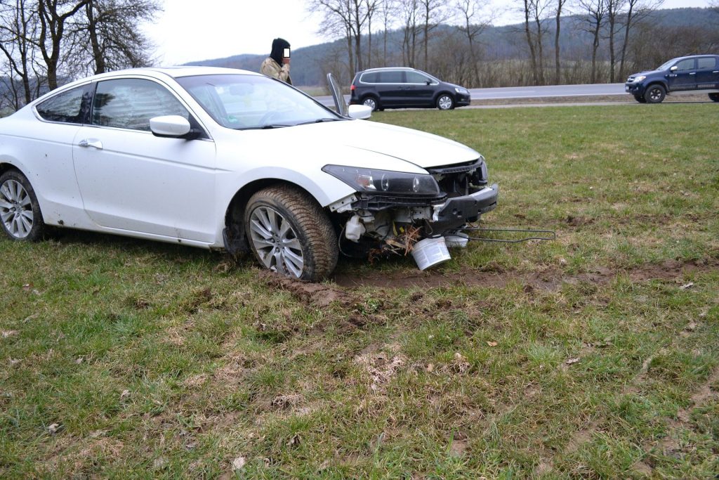 Nachdem der Honda gegen einen Holzstoß geprallt war, war er nicht mehr fahrbereit Foto: Polizei Su-Ro