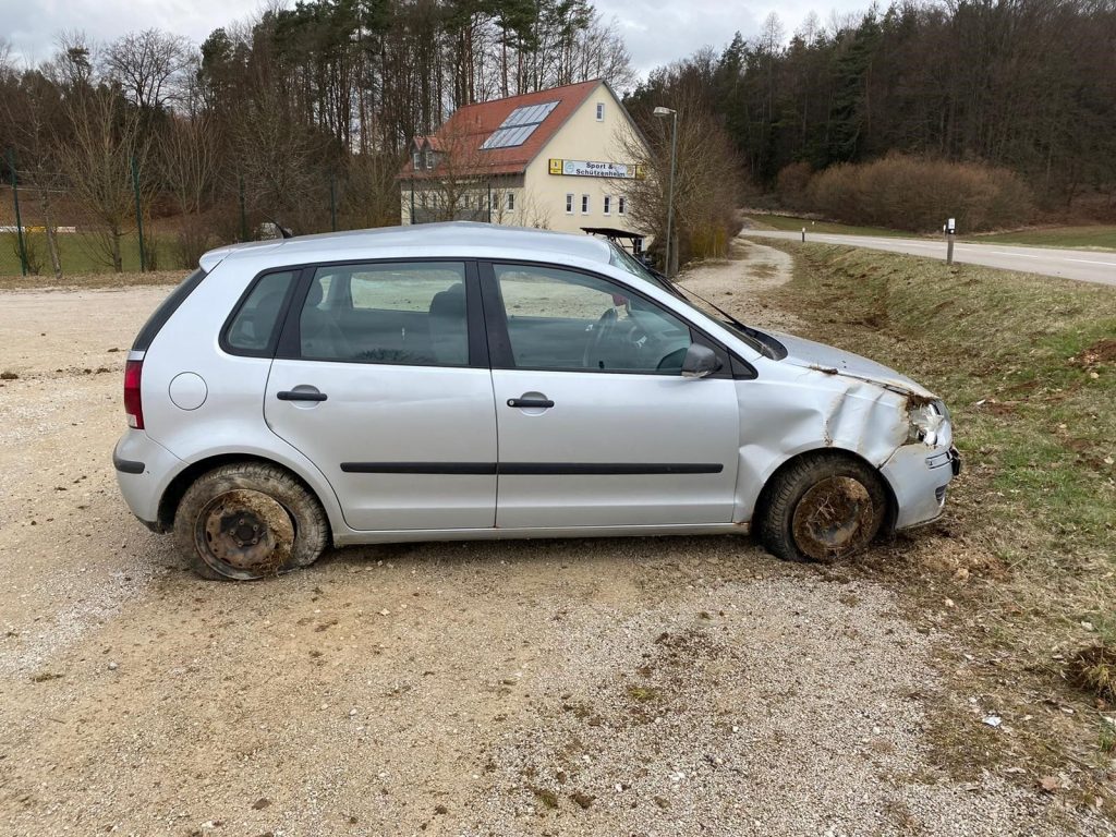 Nach dem Übeschlag wurde die junge Fahrerin mit einem Schock und leichten Verletzungen ins Krankenhaus gebracht Foto: Polizei Su-Ro.