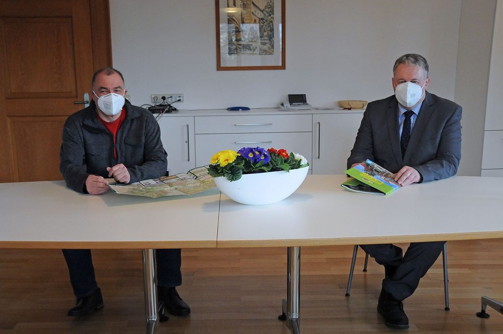 Am Freitag verkündeten Landrat Richard Reisinger und Robert Graf (v.re.) die Absage für den Landkreislauf am 8. Mai. Als möglichen Ausweichtermin gaben sie den 25. September bekannt Foto: Christine Hollederer