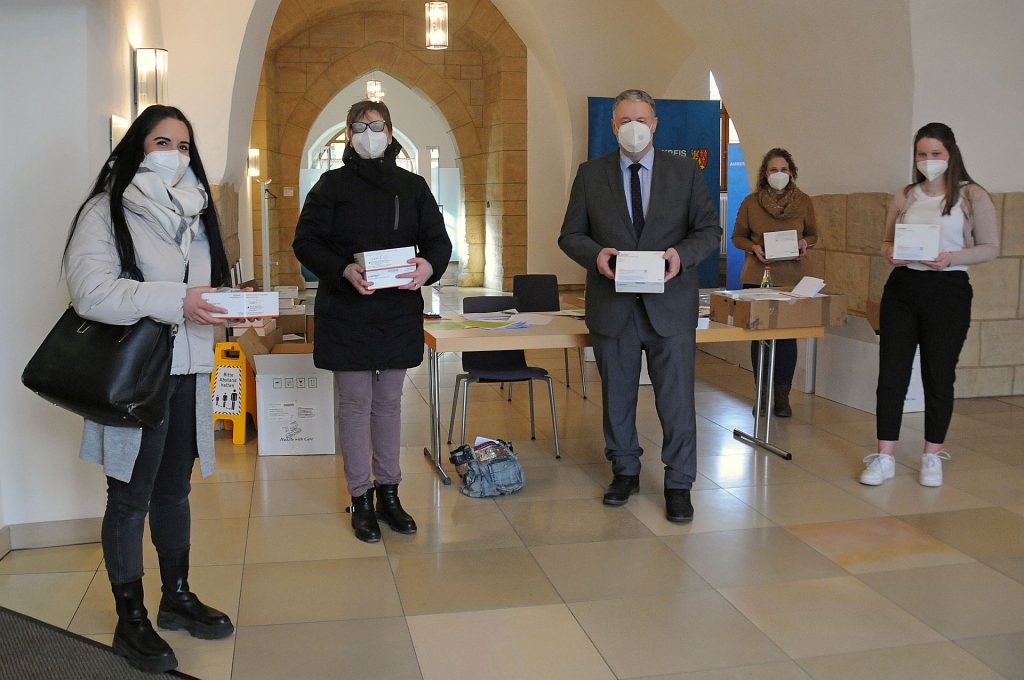 Sarah Bielesch vom Kinderhaus Etzelwang und Bettina Rösch von der BRK-Kindertagesstätte mit Herz Ehenfeld (v.li.) holten heute Vormittag die Selbsttests im Landratsamt Amberg-Sulzbach ab. Anna-Lena Hörl und Silke Kunz (v.re.) sorgten für einen reibungslosen Ablauf, von dem sich Landrat Richard Reisinger überzeugen konnte. Foto: Christine Hollederer