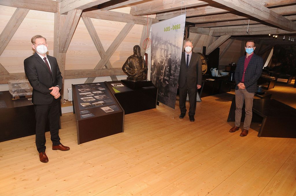 Beim Rundgang entdeckt man auch eine Büste des Prinzregenten, verrieten (von links) Dr. Martin Schreiner, Landrat Richard Reisinger und Tourismusreferent Hubert Zaremba Foto: Christine Hollederer