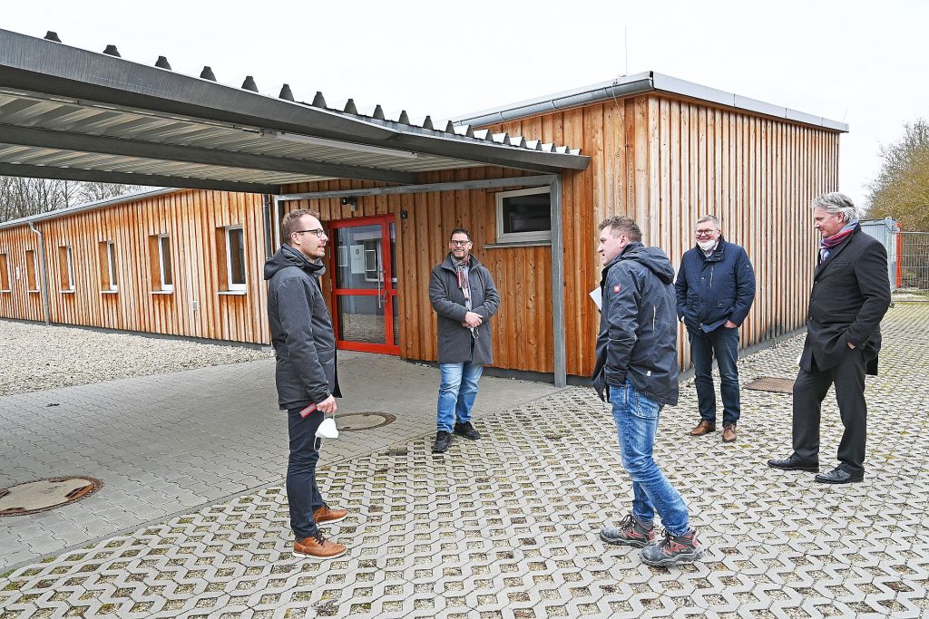 Behelfsklassenzimmer Realschule: Schulleiter Matthias Schall, Hochbauamtsleiter Hubert Meier, Projektleiter Stephan Hofmann, Oberbürgermeister Michael Cerny und Buereferent Markus Kühne (v.l.n.r.) vor den Behelfsklassenzimmern, die 2015 in Holzrahmenbauweise errichtet wurden. Foto: Susanne Schwab, Stadt Amberg